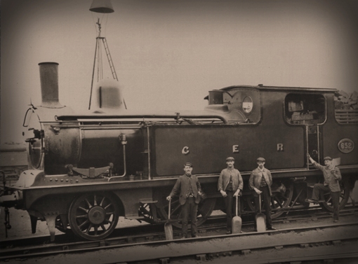 No.652 again, but now after rebuilding in December 1896. Many changes are obvious; the two-ring 160psi boiler has the dome on the front ring, continuous handrails (with Holden's rotary blower on the far side), the clack valve now in line with the dome has the feed pipe cranked forwards to make the original connection beneath the running plate, high cylinder cover lids, the steep inclination of the T19 cylinders and motion given away by the bolts on the frame under the smokebox, it's gained 12 spoke radial wheels, condensing equipment (long pipes from smokebox to tank tops and vent pipes inside the cab exiting through the roof, the Westinghouse pump is now on the far tank front, spike lamp irons, a Westinghouse standpipe, and 4-bar coal rails. No.652 was a Stratford loco for all but the last couple of years of its existence, and the third to be withdrawn from service, as early as 1913. Photo © Public Domain
